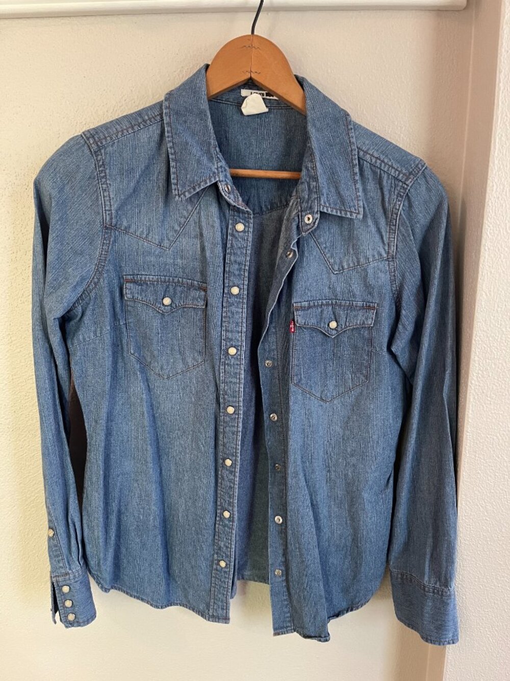 Levi’s 100% Cotton Medium-Wash Pearly Snap Button-Down Western-Style Denim Shirt